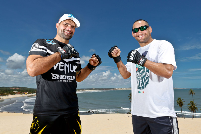 UFC-Fight-Night-no-Combate_Shogun-e-Henderson-se-encaram-nas-dunas-da-Praia-de-Genipabu,-em-Natal,-nesta-terça-feira,-dia-4_cred-Wander-Roberto-Inovafoto