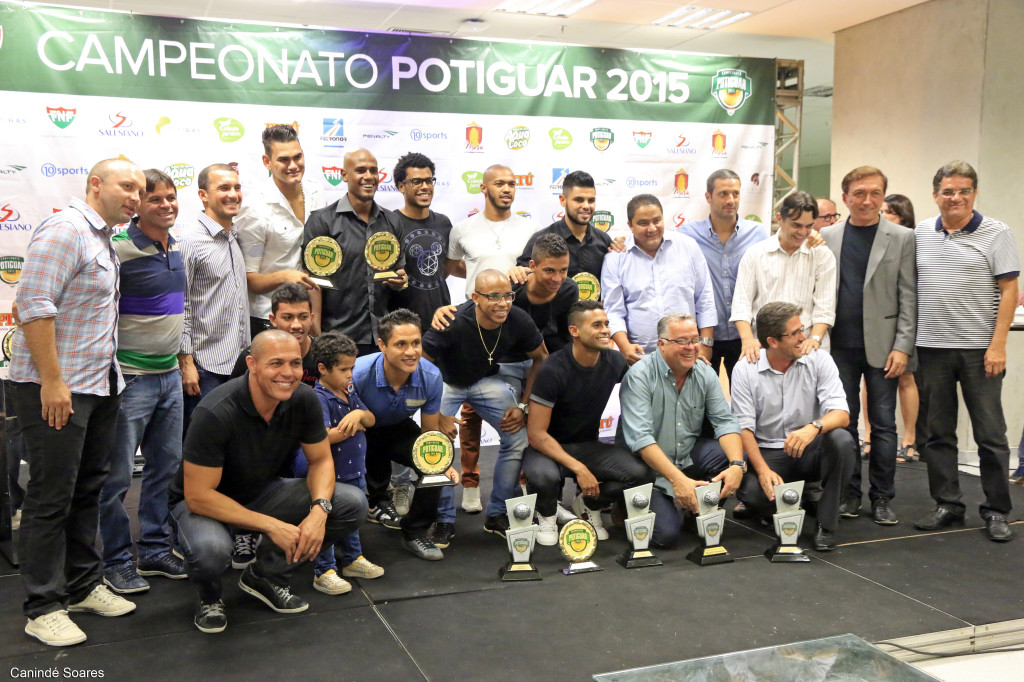 Alvinegros premiados festejam as conquistas (Foto: Canindé Soares)